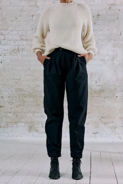 Jyoti - Fair Works Jyoti - Fair Works Bio-Baumwoll Bundfaltenhose Vishraam, Schwarz, – Produktbild 4 von 4