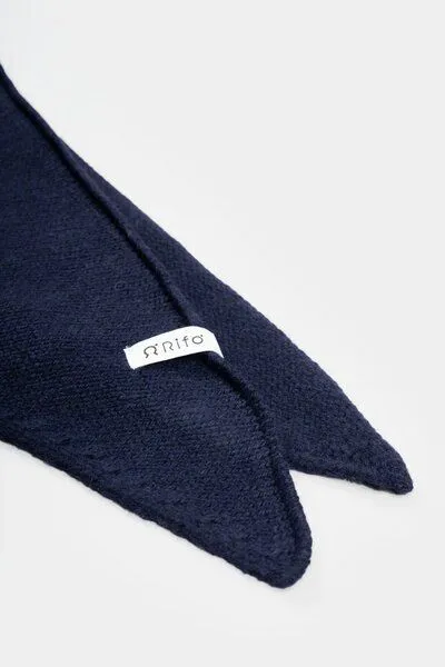 Rifò - Circular Fashion Made in Italy Rifò - Circular Fashion Made in Italy gestricktes Bandana/ Dreieckstuch Masha aus Recycelter Kaschmirwolle, Dunkelblau, – Produktbild 2 von 3