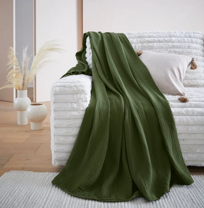 Wohndecke HEVIN, Musselin, 100% Baumwolle, Topseller!, LeGer Home by Lena Gercke, Tagesdecke im Baumwoll-Crinkle-Effekt, Musselin, leichte Kuscheldecke, Grün, – Produktbild 3 von 8
