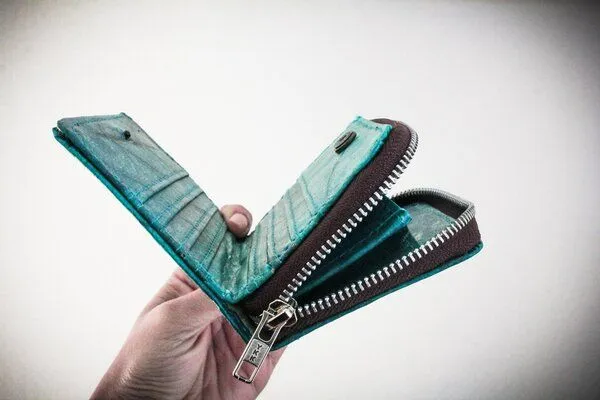 BY COPALA BY COPALA Nachhaltiges Portemonnaie aus recycelten Blättern in türkis mit Zipper – vegan & umweltfreundlich – Produktbild 4 von 4