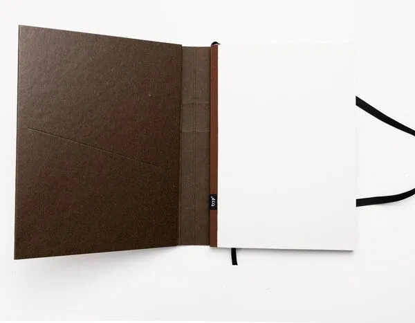 tyyp tyyp Notizbuch A5 Schweizer Broschur – 100% Recyclingpapier, Braun-kaffee, – Produktbild 2 von 4