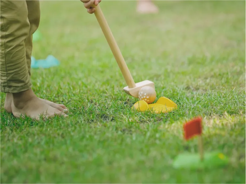 PlanToys PlanToys Kinder Mini-Golf Komplettset aus recyceltem Kautschukholz, 9-teilig Maße 3 x 8 x 53,4 cm, Natur, mehrfarbig, – Produktbild 3 von 5