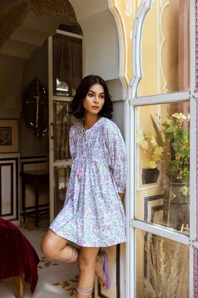 Haus of Namaste Haus of Namaste Ballonkleid kurz aus Bio-Baumwolle „Pink Pomegranate Dream Kurzkleid“ , handbedruckt mit veganen Farben – Produktbild 4 von 4