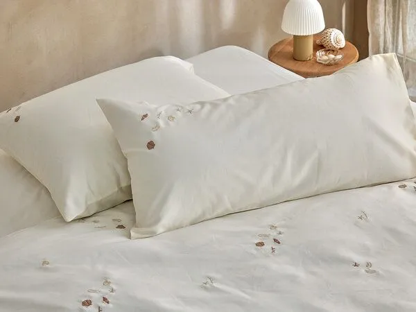 Yumeko Kissenbezug Seashell "Yumeko" aus Baumwollsatin, Warm white, – Produktbild 1 von 4