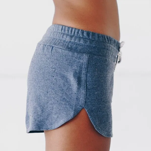 The Driftwood Tales The Driftwood Tales Kurze, sportliche Damenhose mit breitem Bund und DRIFTWOOD-Kordelzug, Blau, – Produktbild 1 von 4