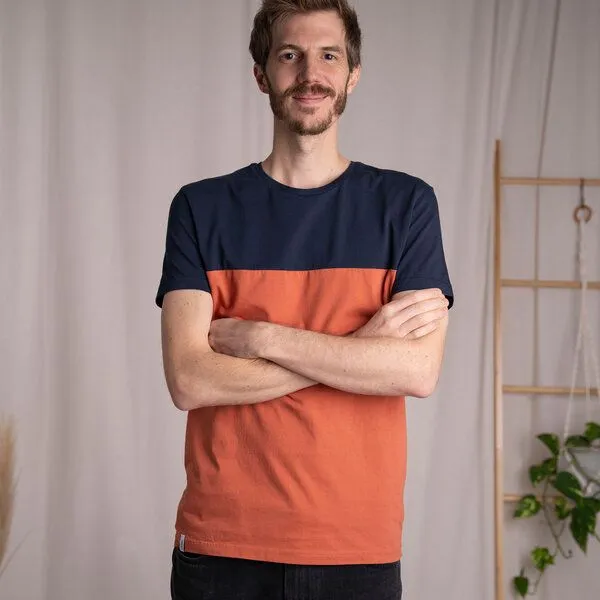 Vresh Clothing Vresh Clothing Olav - Classic Fit Colourblock T-Shirt aus Biobaumwolle, Navy/clay, – Produktbild 3 von 3