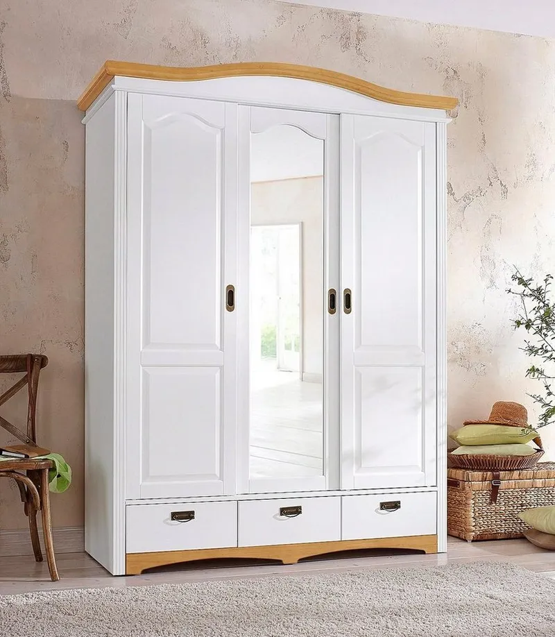 OTTO home Schiebetürenschrank Konrad, Landhausstil, rustikal, mit Schubladen + Spiegel, Kassetten (B/H/T ca. 153 cm x 207 cm x 64 cm) massive Kiefer, FSC®-zertifiziert, Messinggriffe, Weiß, – Produktbild 2 von 5