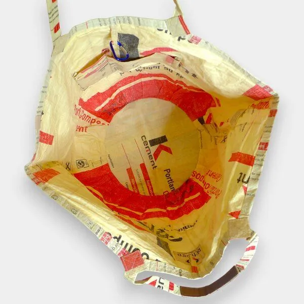 REFISHED fair fashion REFISHED fair fashion Tasche 'SOULMATE' - upcycelte Zementsäcke, #cement beige-rot-schwarz, – Produktbild 6 von 6