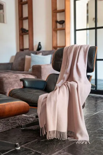 biederlack biederlack Plaid Wohndecke wunderschöne Farben Wolle-Kaschmir-Mix -jetzt in 2 Größen, Rose-ecru, – Produktbild 3 von 4