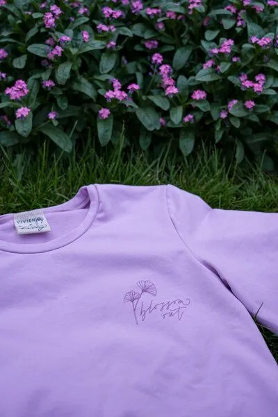 Vivien Joy Vivien Joy Florales Crop-Shirt mit Rückenausschnitt - Blossom Out T-Shirt, Flieder-flieder, – Produktbild 3 von 4