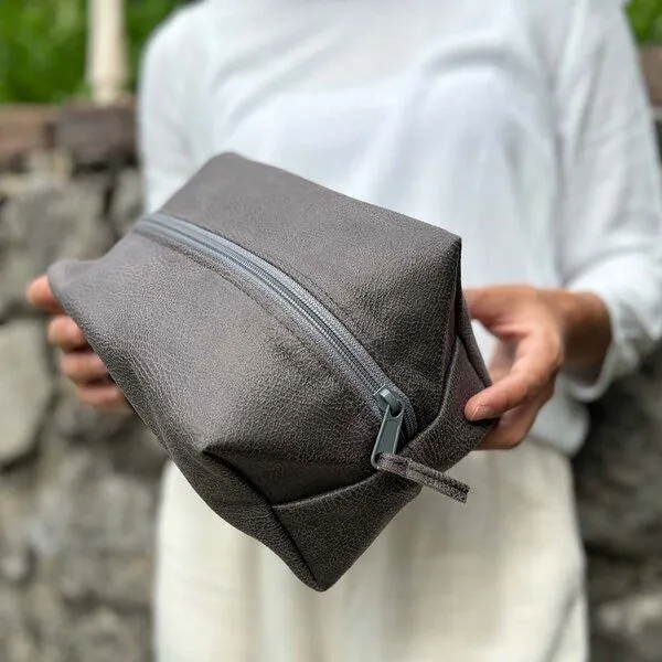 BOWLEANIES TASCHEN BOWLEANIES TASCHEN Kulturbeutel aus Lederfaserstoff, Dunkelgrau, – Produktbild 4 von 4
