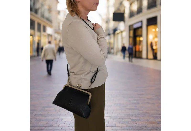 Mera Vellon Umhängetasche Damen Handtasche Novela, Umhängetasche aus veganem Leder und mit Clipverschluss, Schwarz, – Produktbild 3 von 5