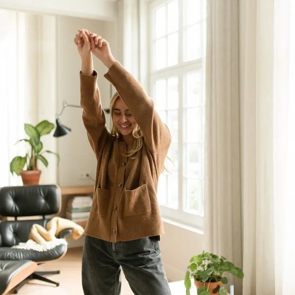 NORDLICHT NORDLICHT Cardigan Milla mit V-Ausschnitt aus 100% recycelter Wolle, Hellbraun (braun), – Produktbild 4 von 4