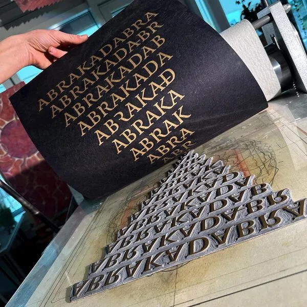 Veskor Cassiopeia Veskor Cassiopeia ABRAKADABRA magischer Linoldruck | 30 x 40 cm | Gold auf Schwarz – Produktbild 4 von 4