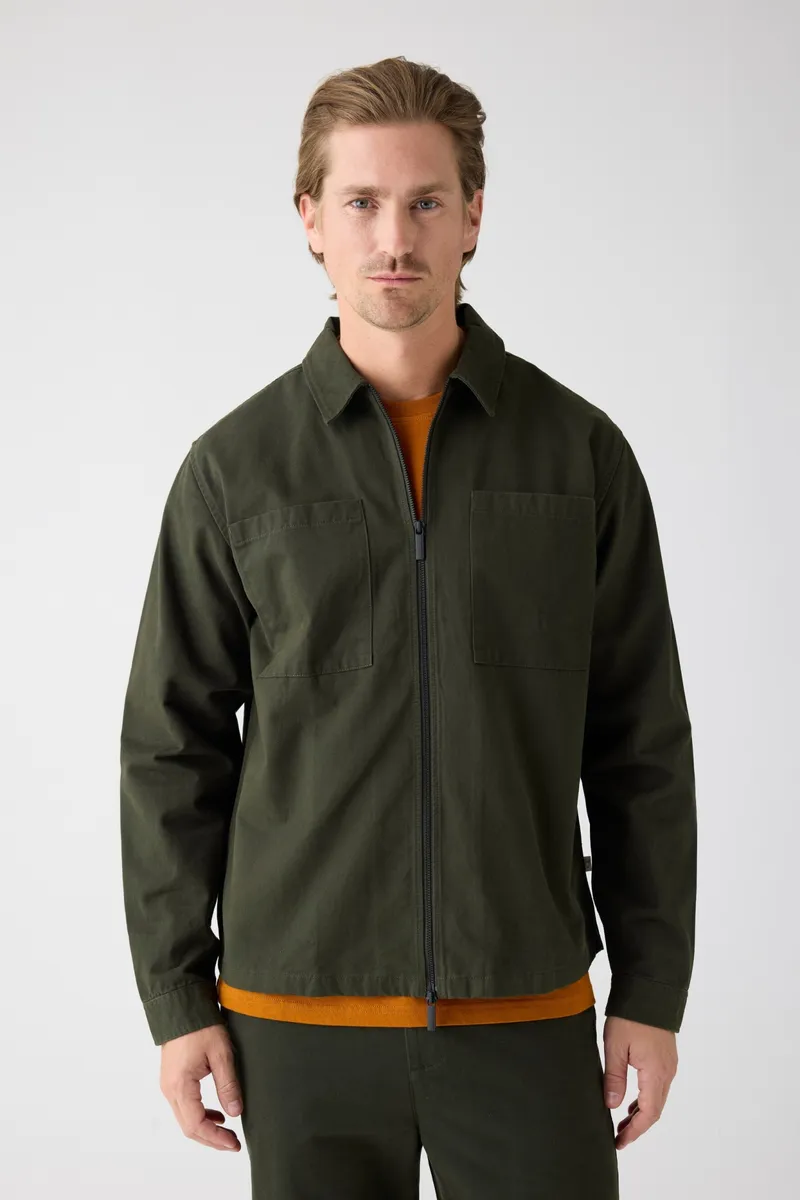 KnowledgeCotton Apparel KnowledgeCotton Apparel Herren vegan Zip Overshirt Twill Forrest Nachtgrün, Dunkelgrün, – Produktbild 2 von 2