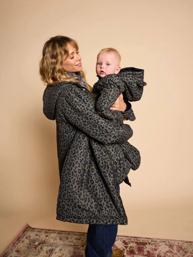 Envie De Fraise Baby Wendeoverall Rain is joy ENVIE DE FRAISE Mama-Tochter-Capsule leo, Khaki leo, – Produktbild 3 von 4