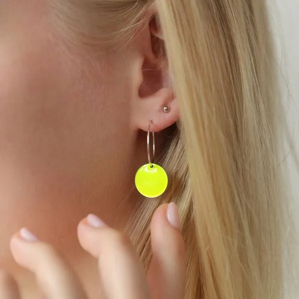BELLYBIRD Jewellery BELLYBIRD Jewellery Ohrringe - emailliertes Plättchen, Anhänger aus Silber mit Emaille, Neon gelb, – Produktbild 5 von 7