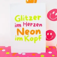 Bow & Hummingbird Bow & Hummingbird Postkarte "Glitzer im Herzen - Neon im Kopf" aus Recyclingpapier – Produktbild 1 von 1