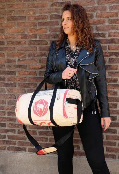 MoreThanHip MoreThanHip Wochenend- oder Sporttasche 40L aus recycelten Zement-oder Tierfuttersäcken - Jumbo, Rot - elefant, – Produktbild 3 von 4