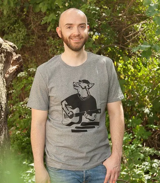 päfjes Frank Fuchs mit Gitarre - päfjes Bio Fair Wear Männer/Unisex T-Shirt, Grau, – Produktbild 2 von 4