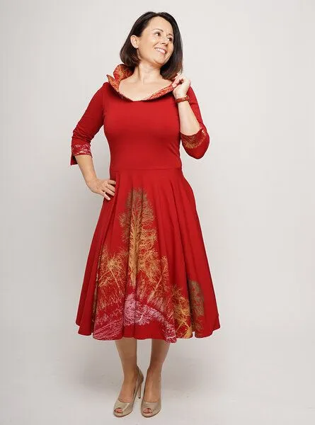 Peaces.bio - handbedruckte Biomode Peaces.bio - handbedruckte Biomode Tanzkleid Baumgeschwister in Rot, Kirschrot, – Produktbild 3 von 3