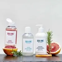 SEA ME SEA ME Duschserie | Duschgel, Shampoo und Conditioner | Duft Grapefruit & Rosmarin | täglich sanfte Pflege | vegan | 3xMehrwegflasche 300 ml – Produktbild 1 von 1