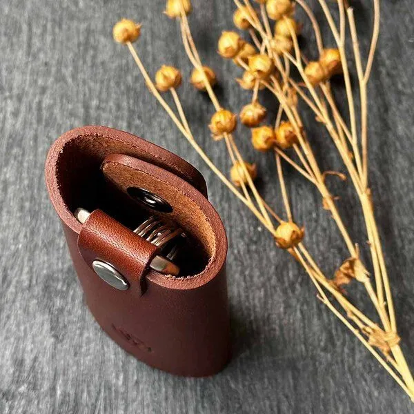 GOOD WILHELM GOOD WILHELM Schlüsseletui HANS für bis zu 6 Schlüssel vegetabil gegerbtes Leder, Cognac, – Produktbild 1 von 3