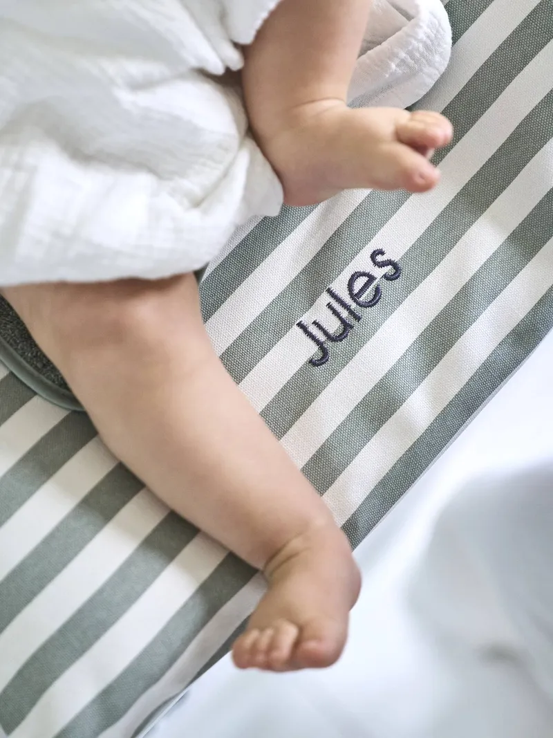 Vertbaudet Bezug für Baby Wickelauflage TREK, Grün gestreift/krokodil, – Produktbild 3 von 4