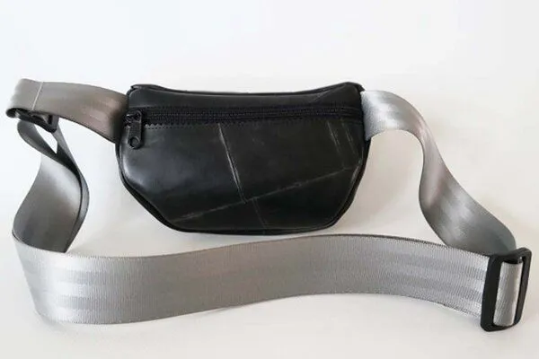 Leonca Leonca Upcycling Hip Bag aus Traktorschlauch in 3 Größen – Produktbild 4 von 4