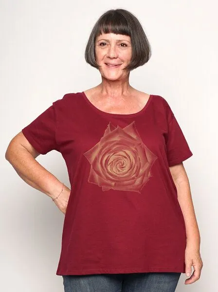 Peaces.bio - handbedruckte Biomode Peaces.bio - handbedruckte Biomode Bio-Damen-Loosefit-T-Shirt Rose, Bordeaux, – Produktbild 1 von 2