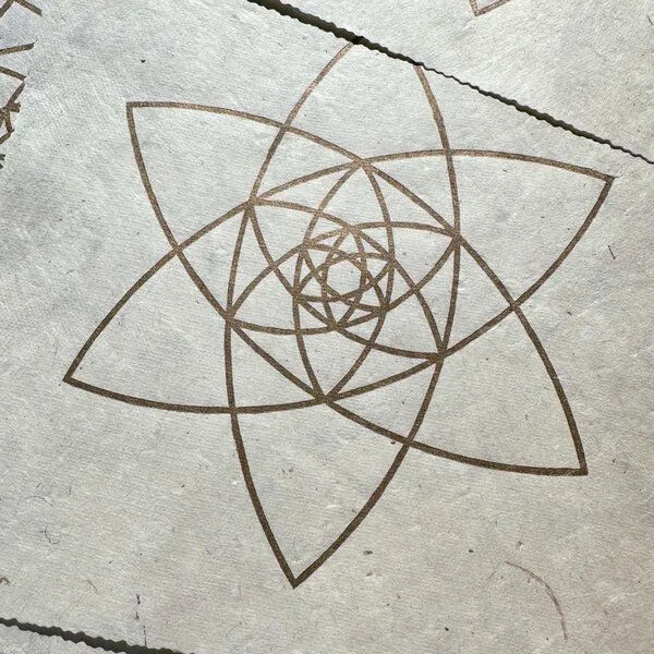 Veskor Cassiopeia Veskor Cassiopeia BLÜTEN DER LIEBE Heilige Geometrie Linoldruck | 22 × 22 cm | Gold auf Naturweiß – Produktbild 4 von 4