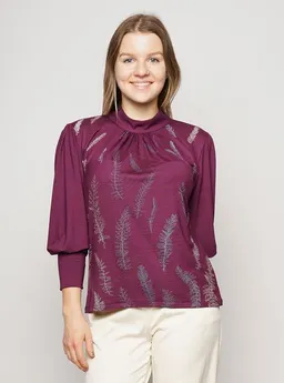 Peaces.bio - handbedruckte Biomode Peaces.bio - handbedruckte Biomode Edelbluse Blätterzauber in Aubergine – Produktbild 1 von 1