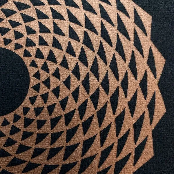 Veskor Cassiopeia Veskor Cassiopeia ETERNA FLORO Heilige Geometrie Linoldruck | 21 × 21 cm | Kupfer auf Schwarz – Produktbild 2 von 4
