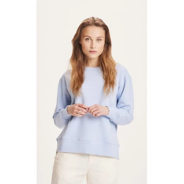KnowledgeCotton Apparel KnowledgeCotton Apparel Sweatshirt - DAPHNE basic badge sweat - aus Bio-Baumwolle, Blau ( chambray blue), – Produktbild 1 von 3