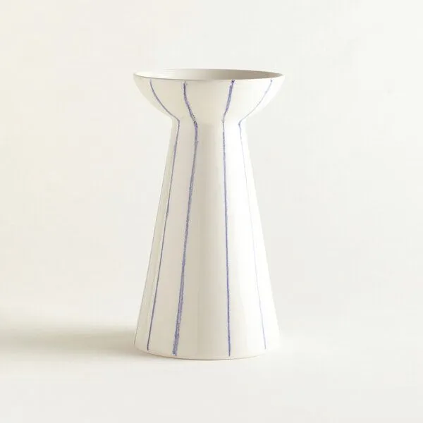 onomao onomao Handgemalte Vase 'Duarte' aus Steinzeug, Blau gestreift, – Produktbild 1 von 4