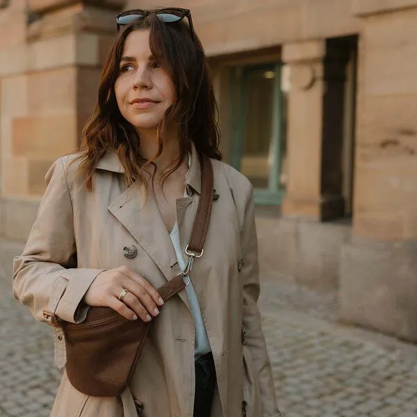 BOWLEANIES TASCHEN BOWLEANIES TASCHEN Große XXL Gürteltasche aus Lederfaserstoff, Chocolate mit silber, – Produktbild 2 von 3