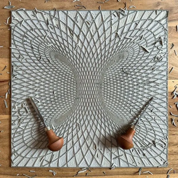 Veskor Cassiopeia Veskor Cassiopeia TORUSFELD Heilige Geometrie Linoldruck | 40 x 40 cm | Silber auf Schwarz – Produktbild 4 von 4
