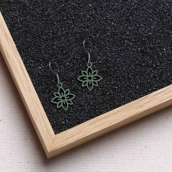 feinformart feinformart Ohrringe aus Holz - Flower mini, Moosgrün (grün), – Produktbild 5 von 5