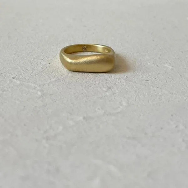 noemvri fashion label noemvri fashion label organischer Ring small, Matt gold, – Produktbild 1 von 4