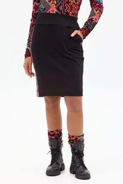 KOKOworld Rock Loba – Figurbetonter Schnitt bis zum Knie – Tasche an einer Seite – Breiter Bund – Einsätze aus einem Originalmuster KOKOworld – Fair produziert in Polen, Black telar (schwarz), – Produktbild 2 von 4