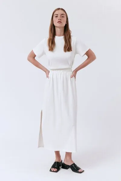 amt studio amt.studio "Bahia Skirt" Jersey Rock Fein-Ripp Midirock mit Gummibund, Weiss, – Produktbild 3 von 3