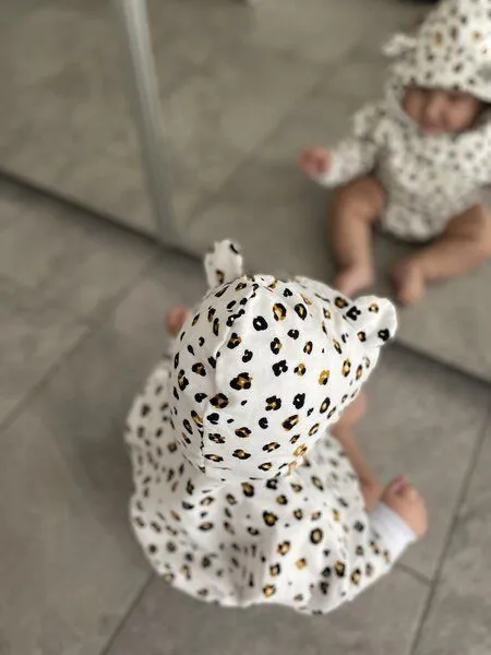 NoniKids Berlin Baby Hoodie *Leopard weiß* Bio Baumwolle | NoniKids Berlin – Produktbild 2 von 3