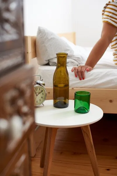 SAMESAME SAMESAME Upcycling Glaskaraffe aus Burgunderflasche mit Becher (0,75l), Grün, – Produktbild 4 von 4