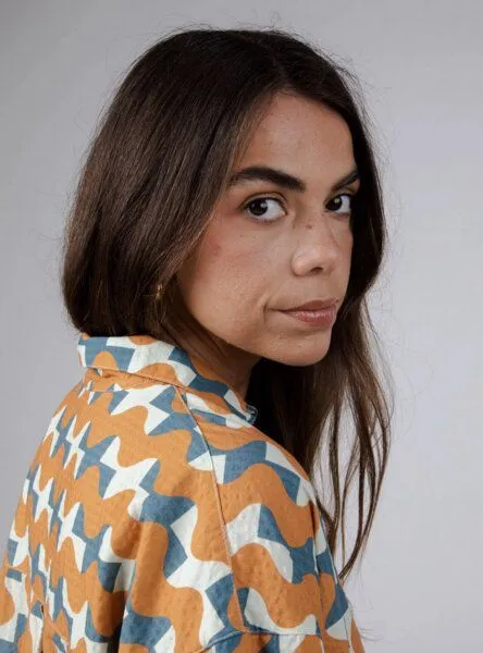 Brava Fabrics Brava Fabrics Big Tiles Cropped Bluse Ochre – Produktbild 4 von 4