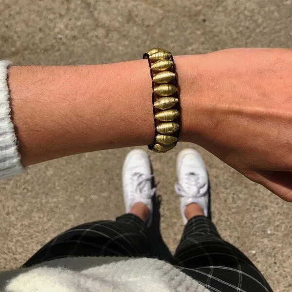Mitienda Shop Mitienda Shop Upcycling Armband aus goldenen Papierperlen | Schmuck – Produktbild 3 von 4