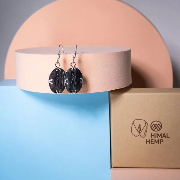 Himal Hemp Himal Hemp VULVA GEMS Ohrhänger 925 Sterling Silber mit biologisch abbaubarem 3D-Druck, Schwarz, – Produktbild 3 von 4