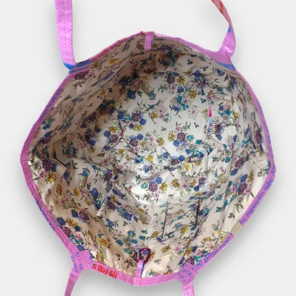 REFISHED fair fashion REFISHED fair fashion Tasche 'SOULMATE WATERPROOF' Limitierte Edition! - upcycelte Fischfuttersäcke, #fish rosa-b/#wp blumen, – Produktbild 4 von 5