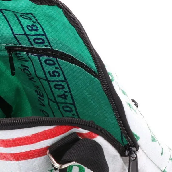 MoreThanHip MoreThanHip Schultertasche aus Zement- oder Tierfuttersäcken - Stylische Damentasche mit Charakter - Amara, Weiß/grün - biene, – Produktbild 4 von 4
