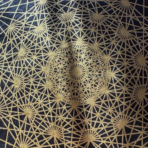 Veskor Cassiopeia Veskor Cassiopeia DEMIHEPTERAKT Heilige Geometrie Linoldruck | 40 × 40 cm | Lichtgold auf Schwarz – Produktbild 3 von 4