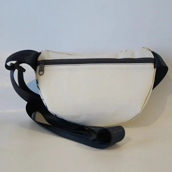 Leonca Leonca Upcycling Hip Bag aus Segel mit Kompass-Druck in 3 Größen – Produktbild 3 von 4